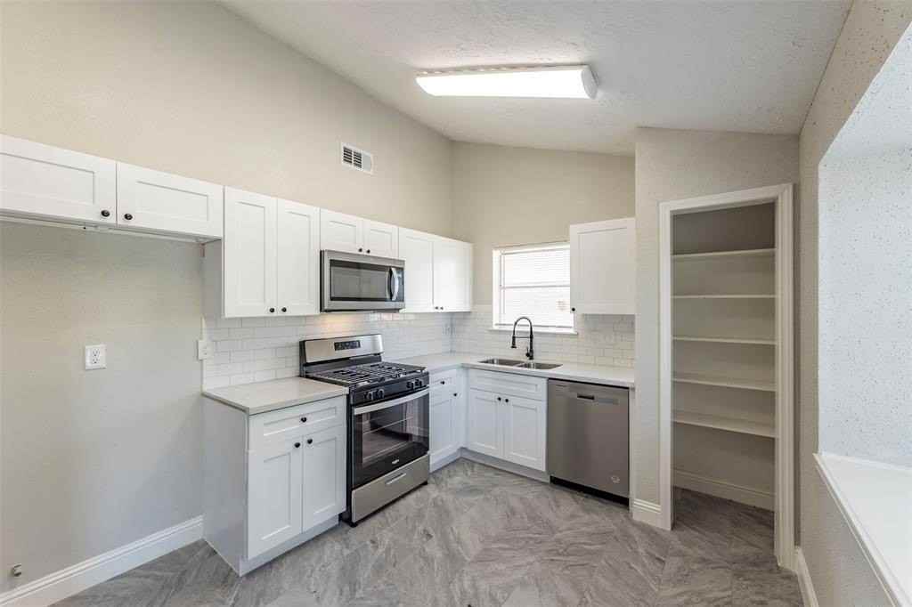 10723 Thorncliff Drive - Photo 6 of 18