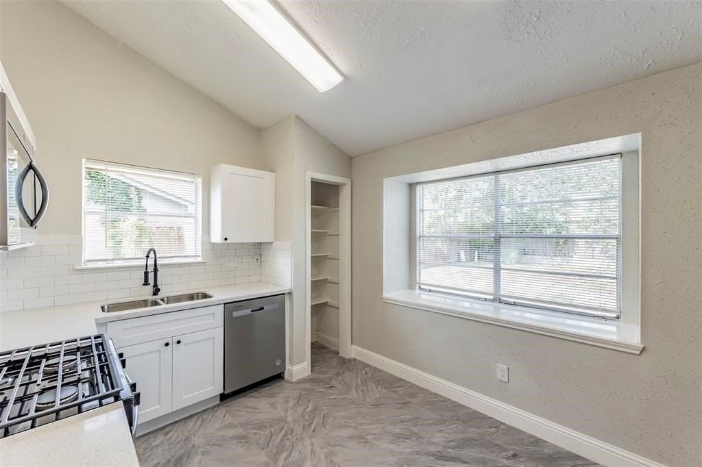 10723 Thorncliff Drive - Photo 7 of 18