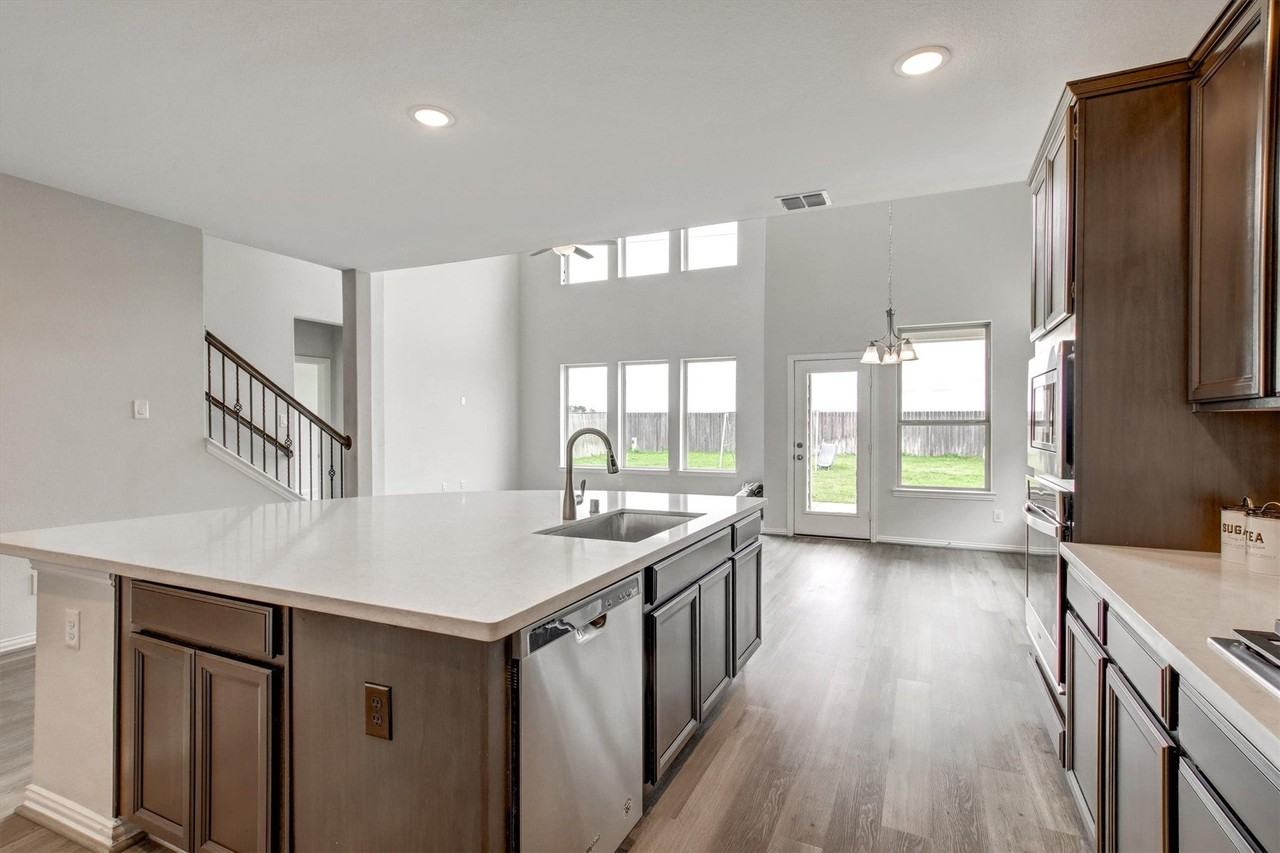 6639 Northchester Dr - Photo 2 of 35