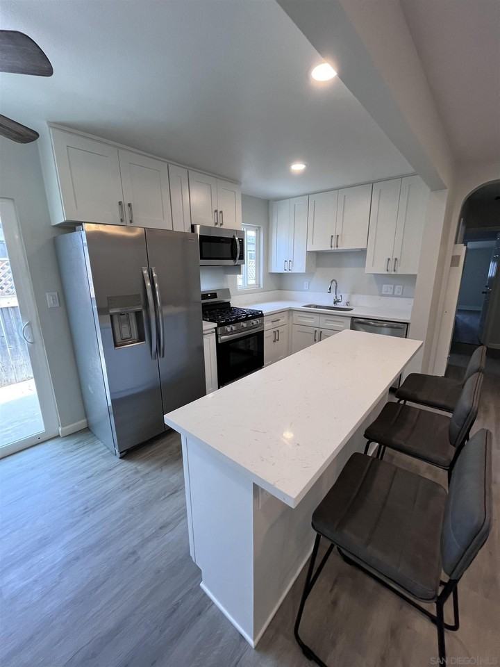 1057 Sumner Ave - Photo 4 of 17