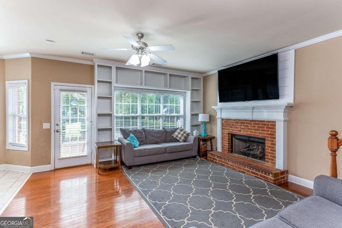 1081 Ruby Way - Photo 4 of 28