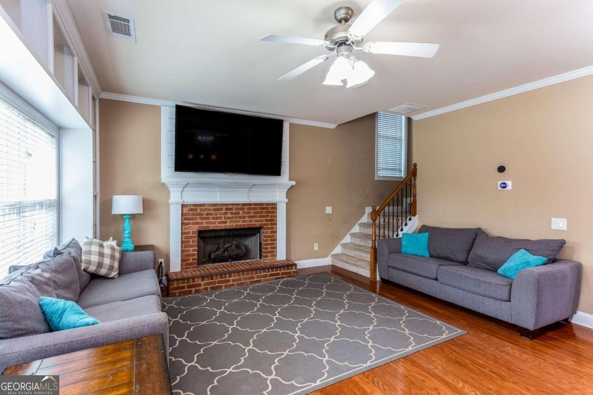 1081 Ruby Way - Photo 5 of 28