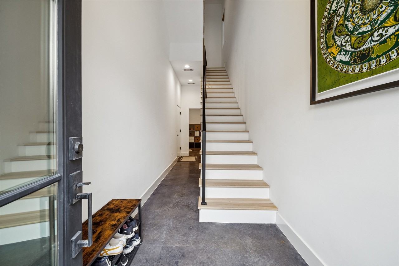 711 Memorial Heights Dr - Photo 2 of 30