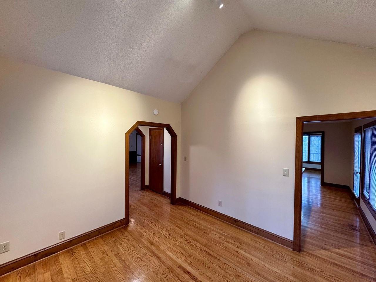 1420 Bascomb Dr - Photo 6 of 34