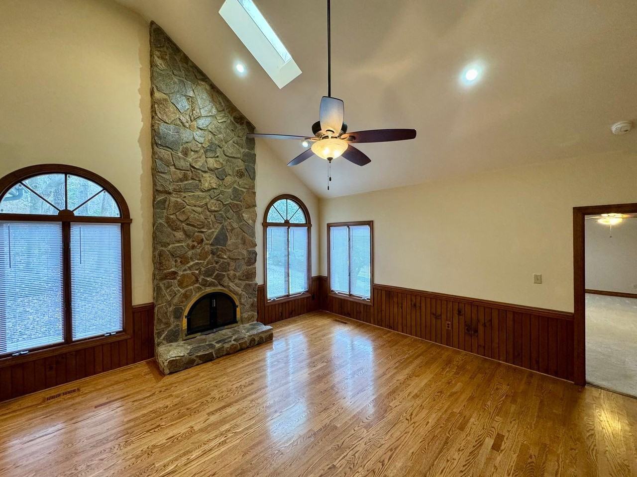 1420 Bascomb Dr - Photo 7 of 34