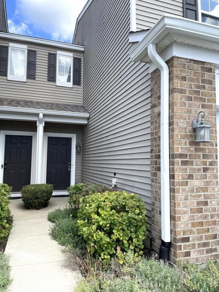 541 Springbrook Trl N - Photo 2 of 20