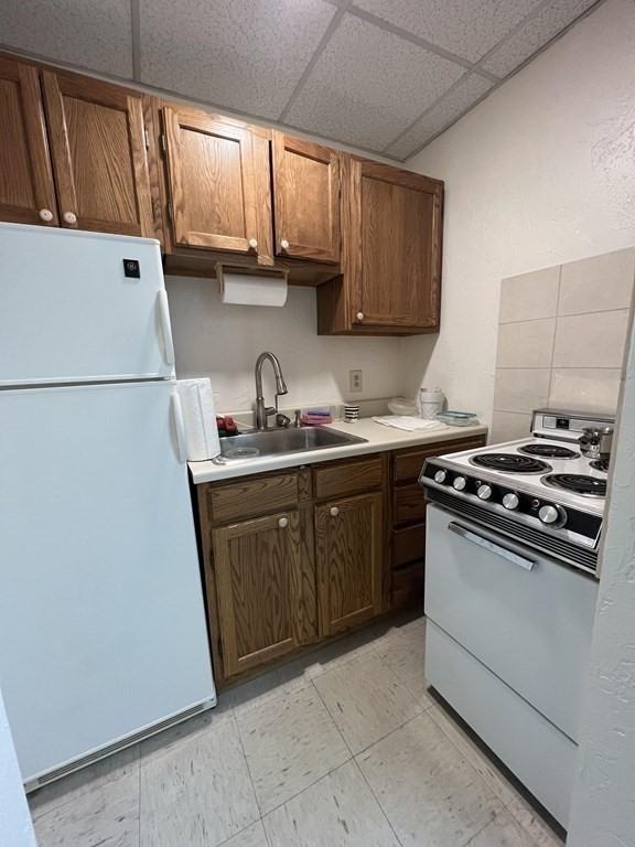 498 Lincoln Ave - Photo 3 of 4