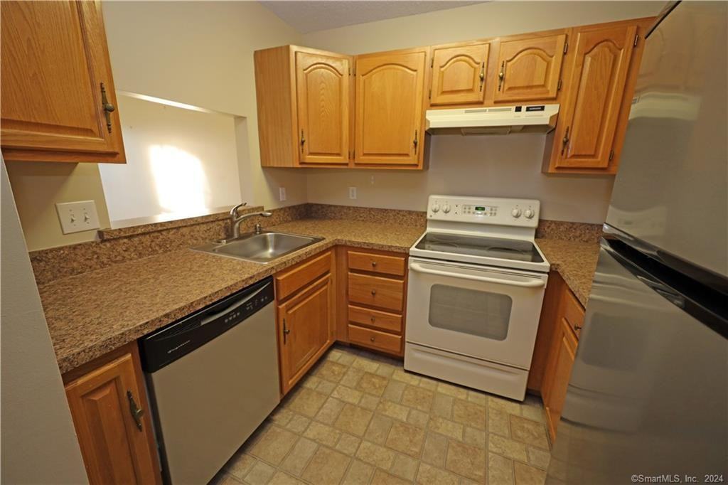 49 Highland St - Photo 3 of 20