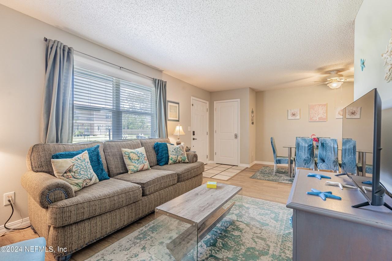 125 Rio Del Mar St - Photo 3 of 21