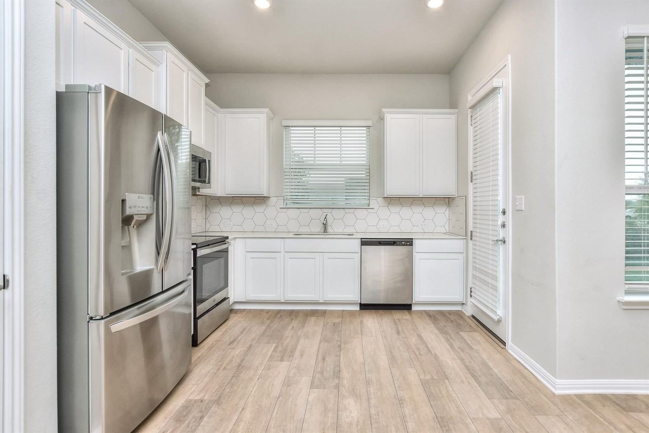 1015 Vista View Dr - Photo 3 of 25