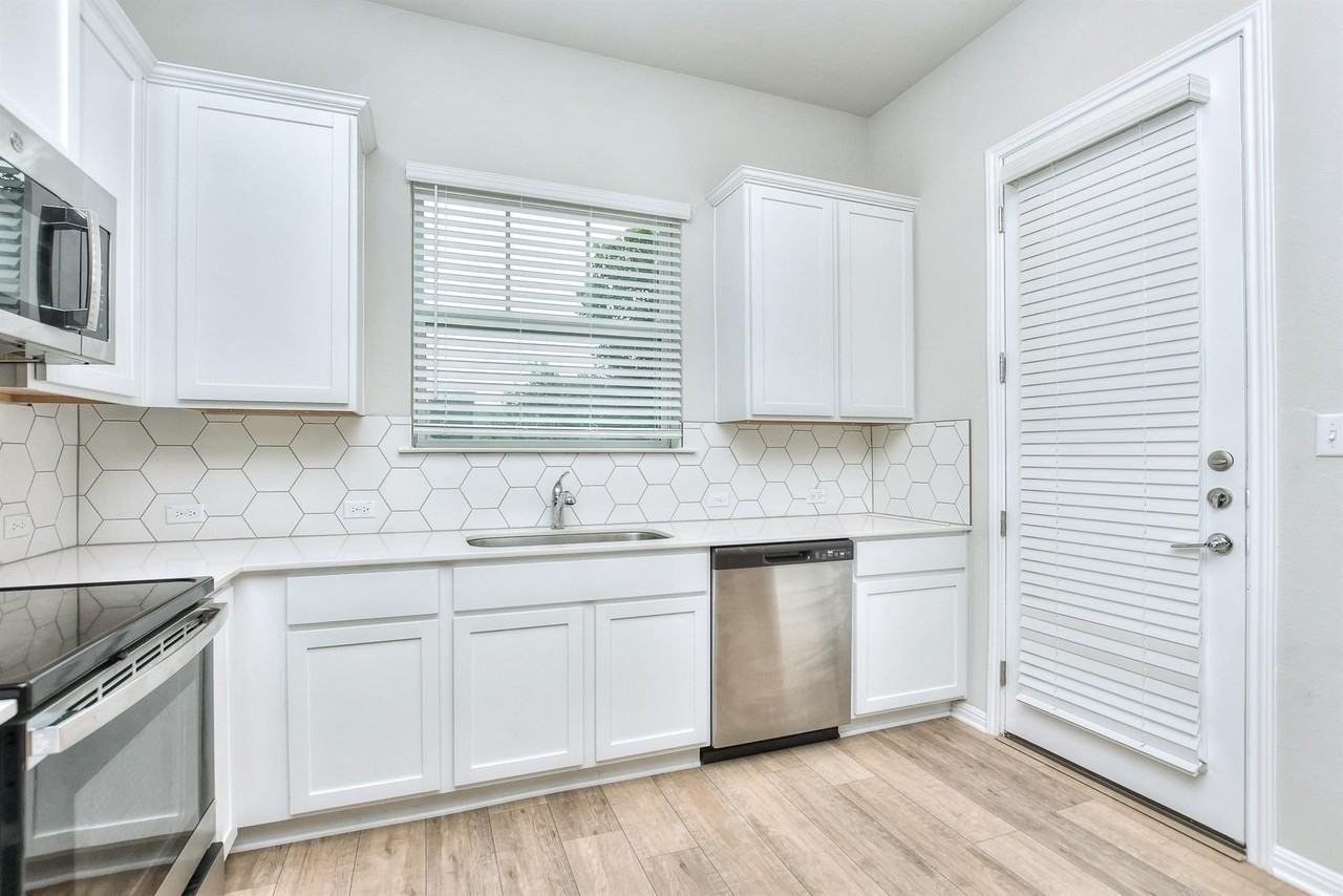 1015 Vista View Dr - Photo 4 of 25