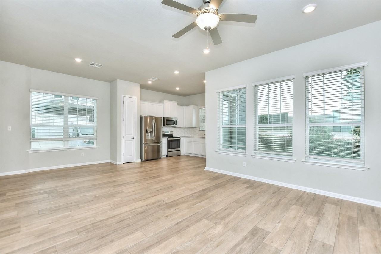 1015 Vista View Dr - Photo 5 of 25