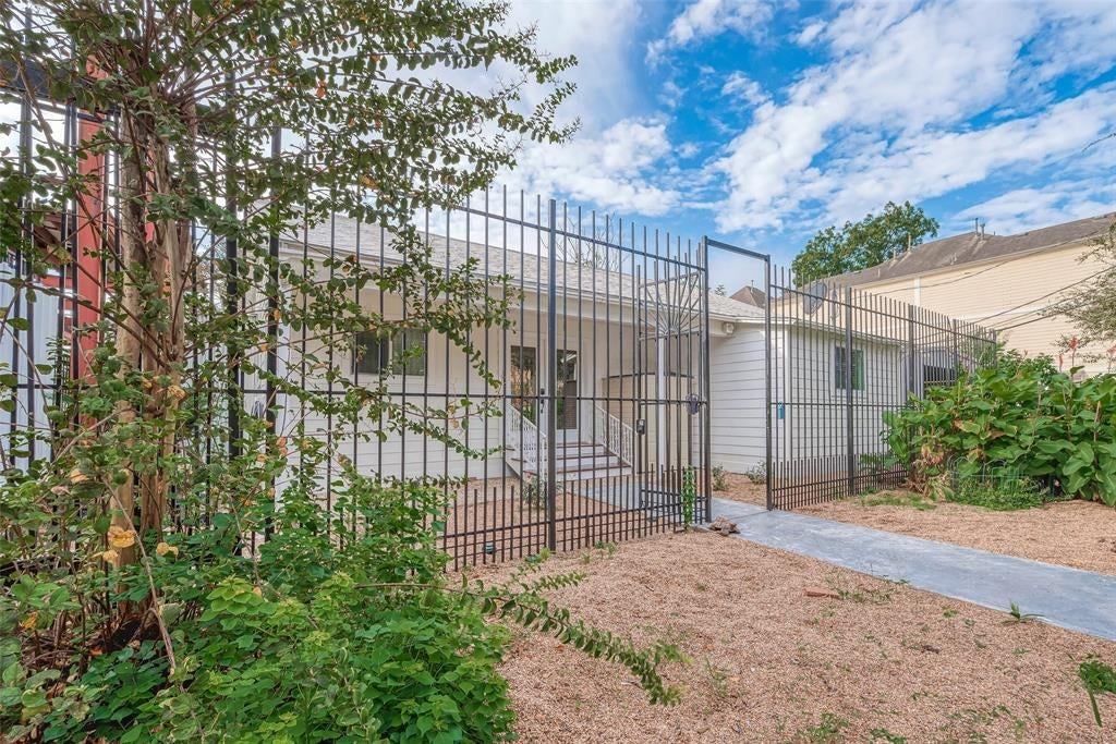 5227 Schuler St - Photo 2 of 37