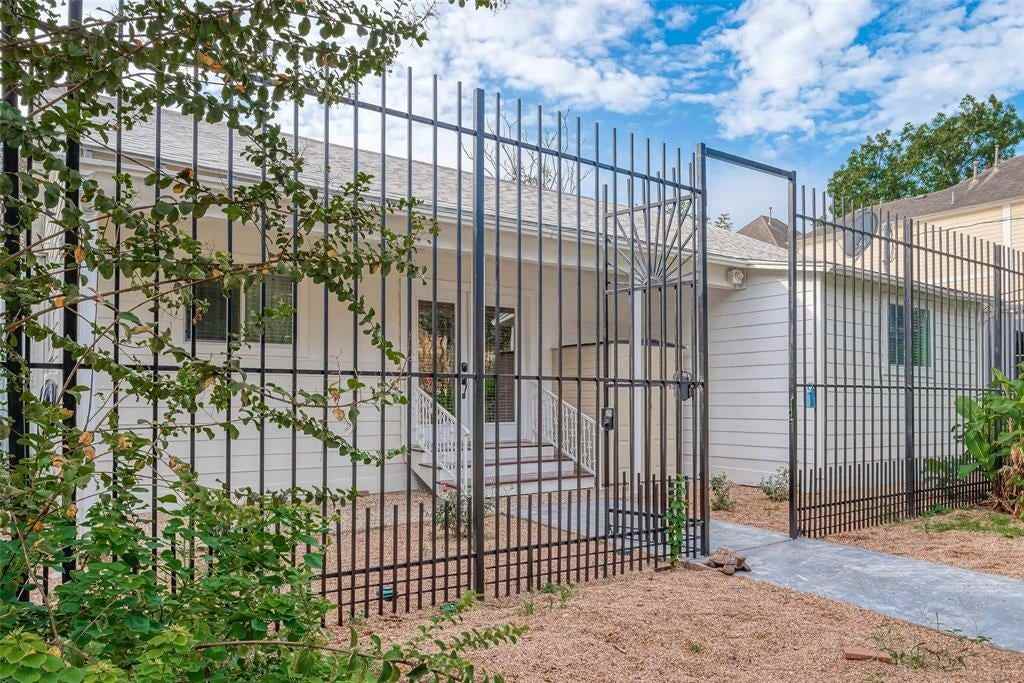 5227 Schuler St - Photo 3 of 37