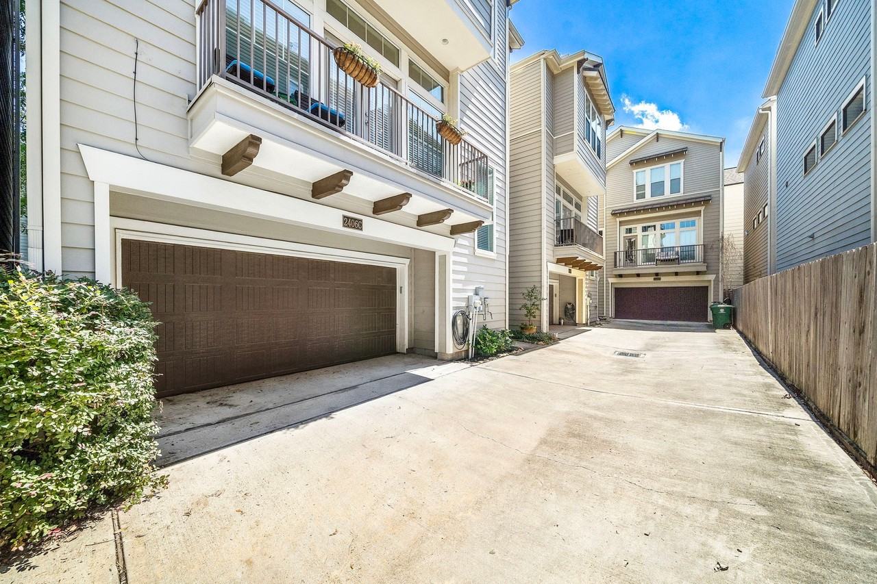 2406 Beall St - Photo 3 of 33