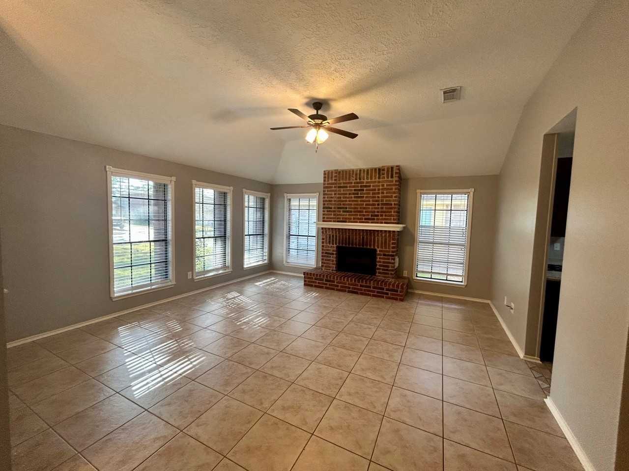 2208 Castle Dr - Photo 3 of 15