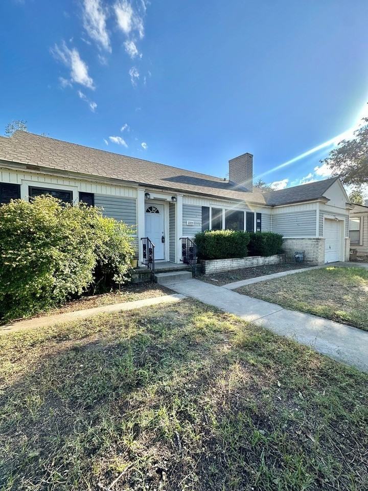 2311 Live Oak St - Photo 2 of 24