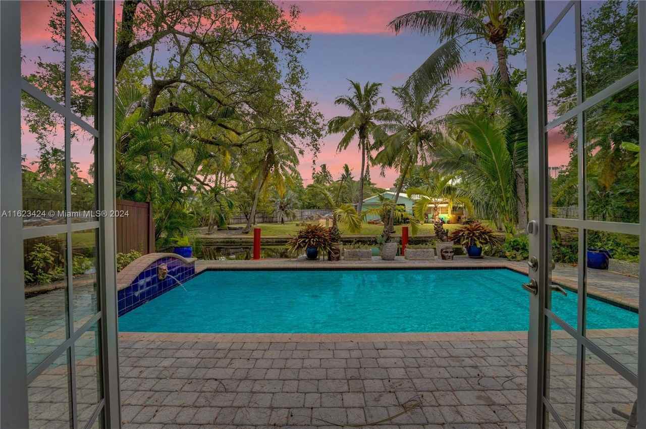 816 Sw 10th St - Photo 2 of 50