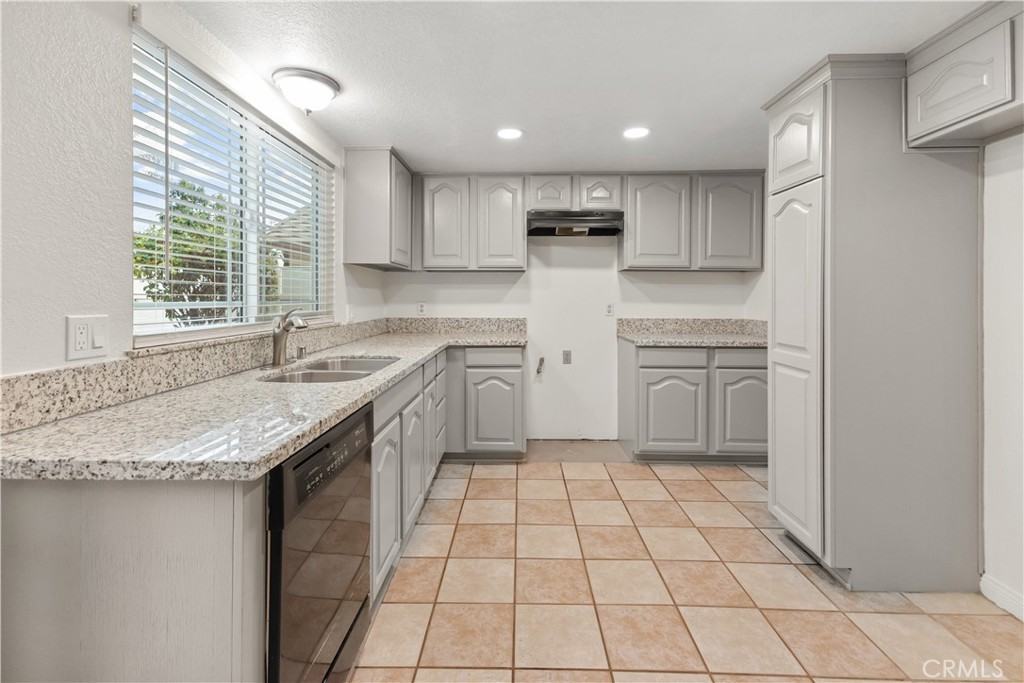 1532 Ohio St - Photo 2 of 26