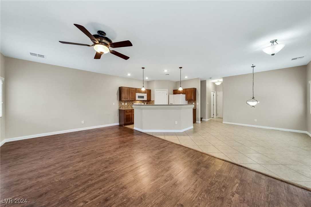 10613 Petricola St - Photo 5 of 34