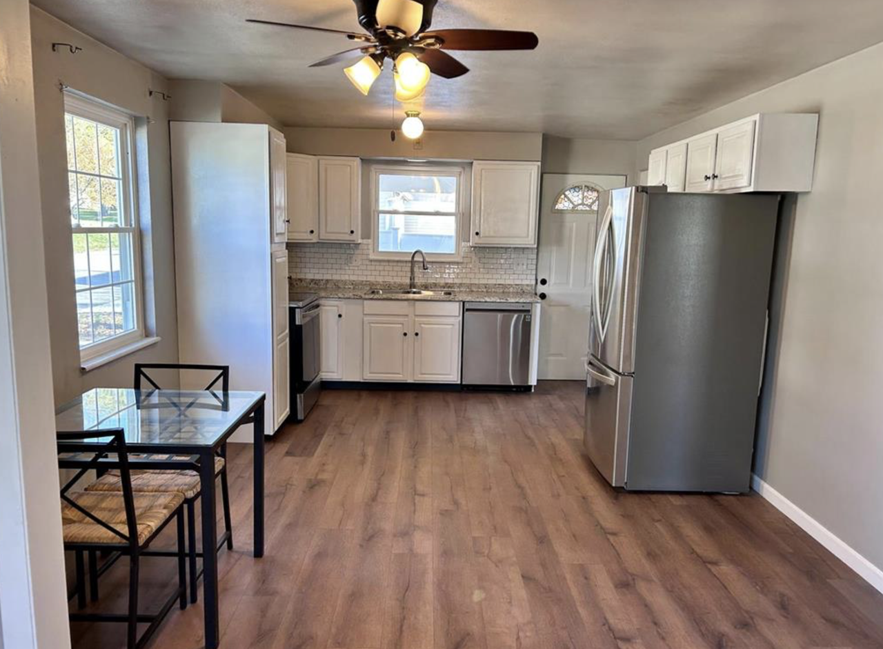 604 Veterans Dr - Photo 2 of 10