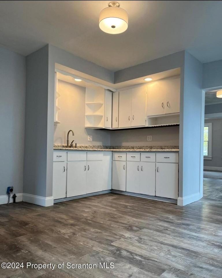 922 S Webster Ave - Photo 3 of 11