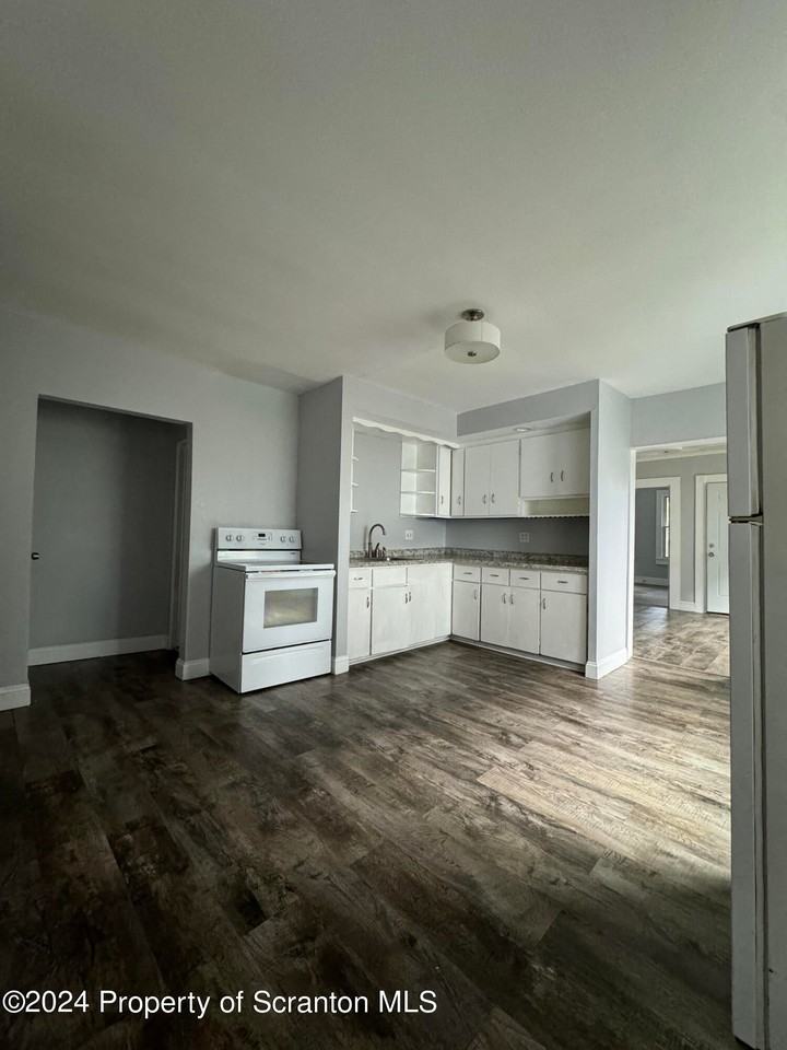 922 S Webster Ave - Photo 4 of 11