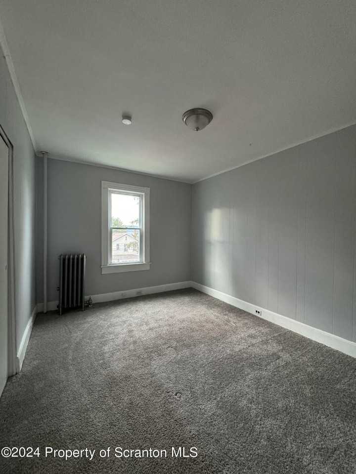 922 S Webster Ave - Photo 7 of 11