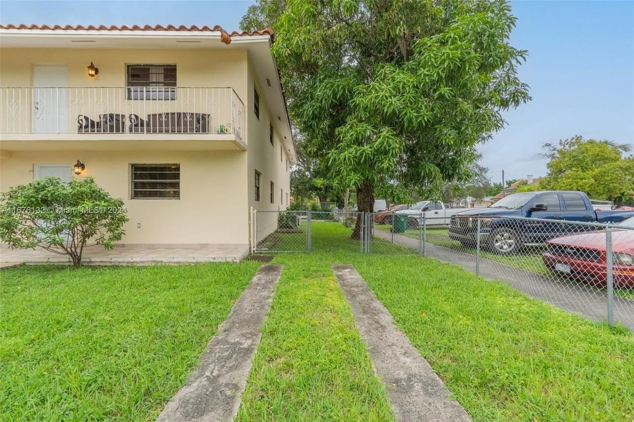 296 298 NW 34th 298 - Photo 4 of 22