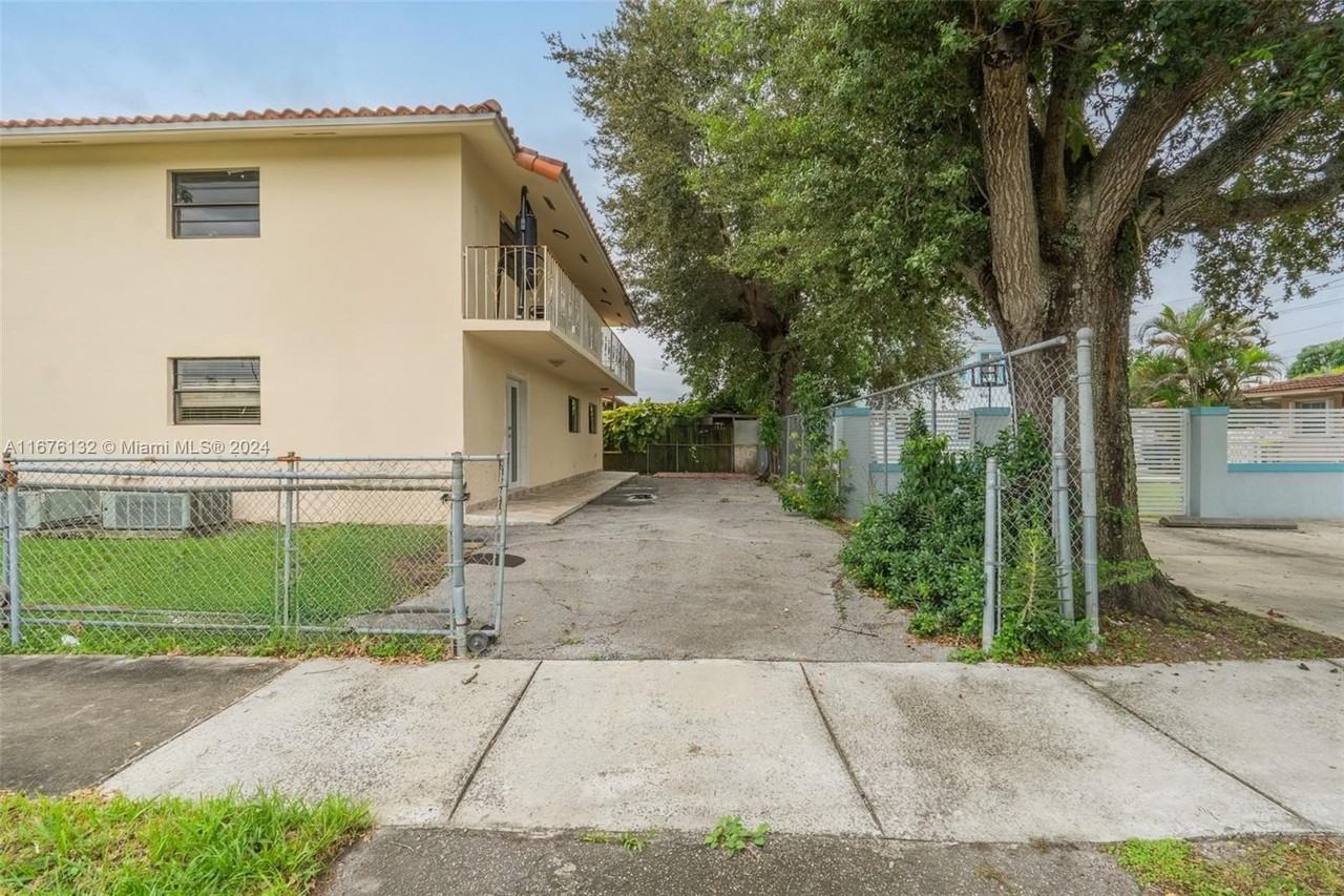 296 298 NW 34th 298 - Photo 5 of 22