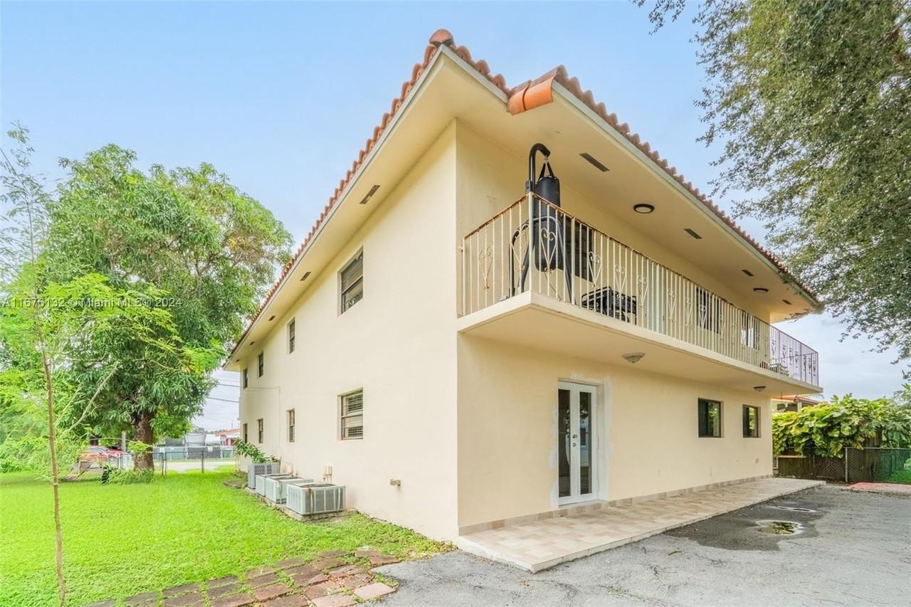 296 298 NW 34th 298 - Photo 6 of 22