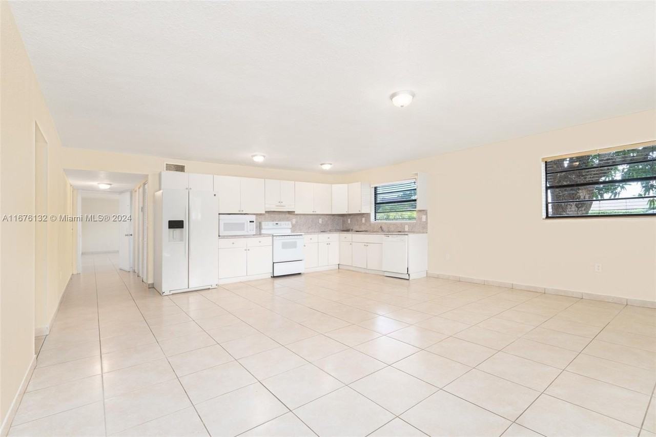 296 298 NW 34th 298 - Photo 7 of 22