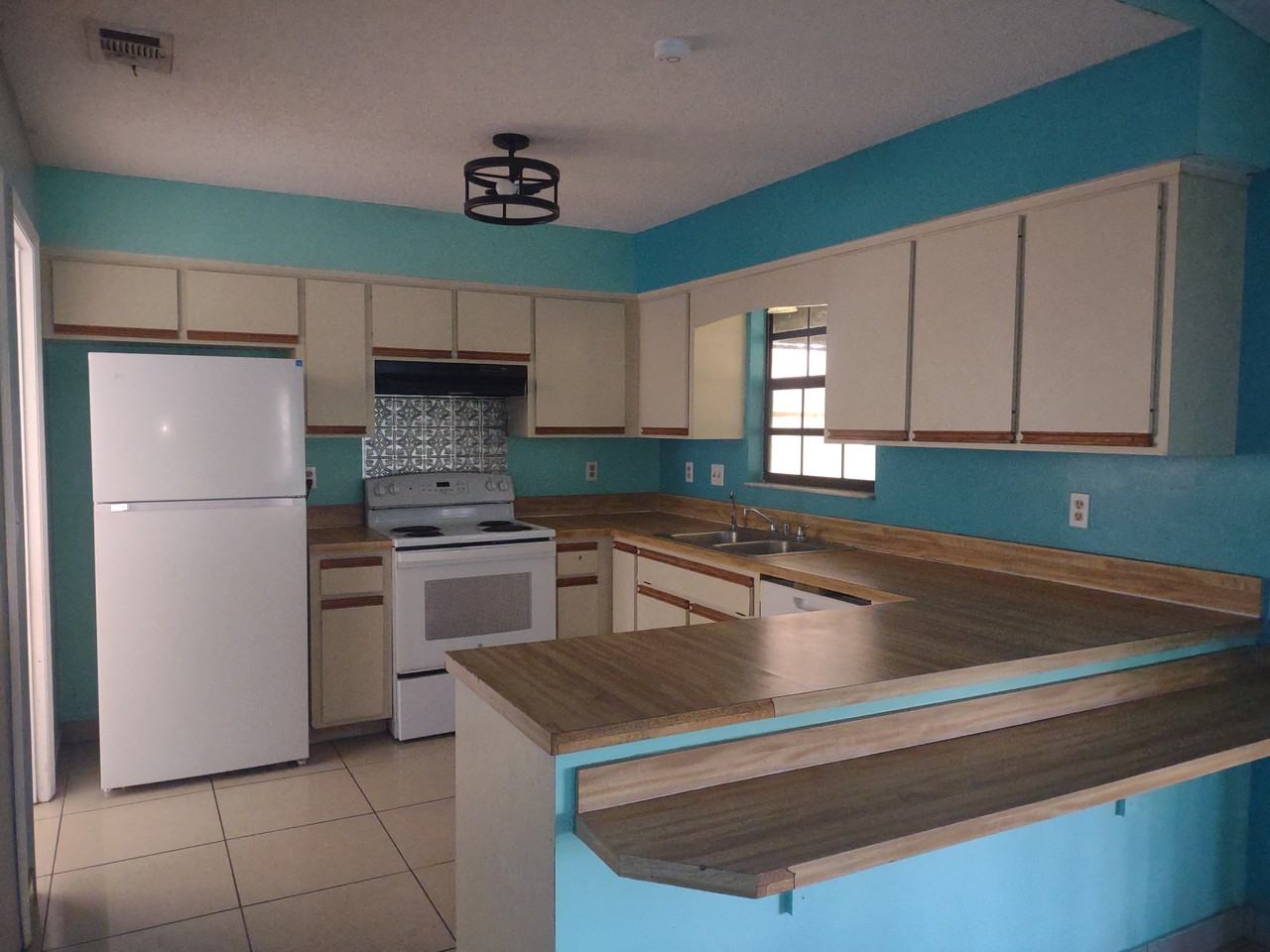 726 John Adams Ln - Photo 2 of 17