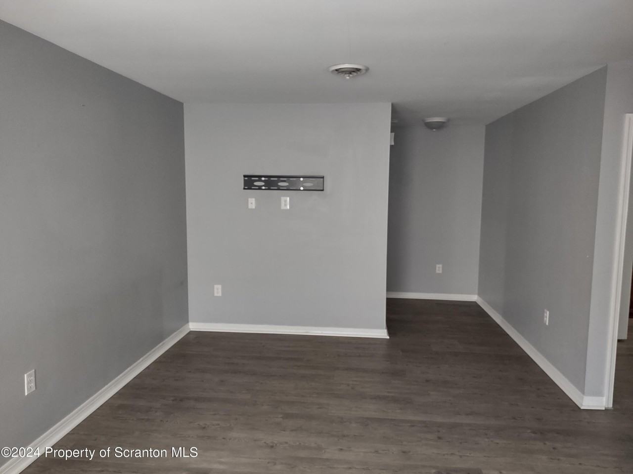 455 Main St - Photo 5 of 11