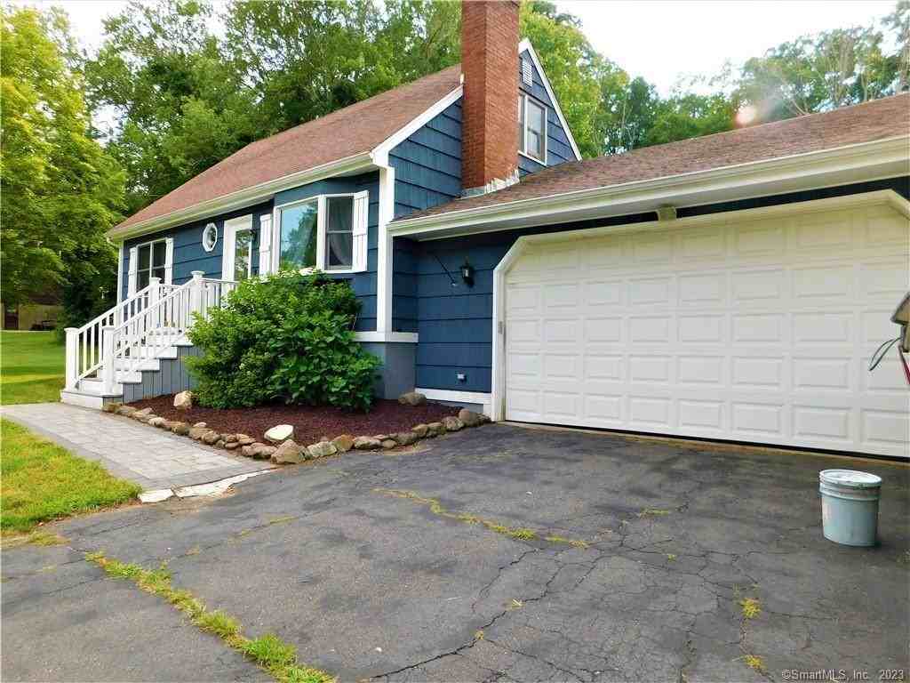 15 Laura Dr - Photo 3 of 40