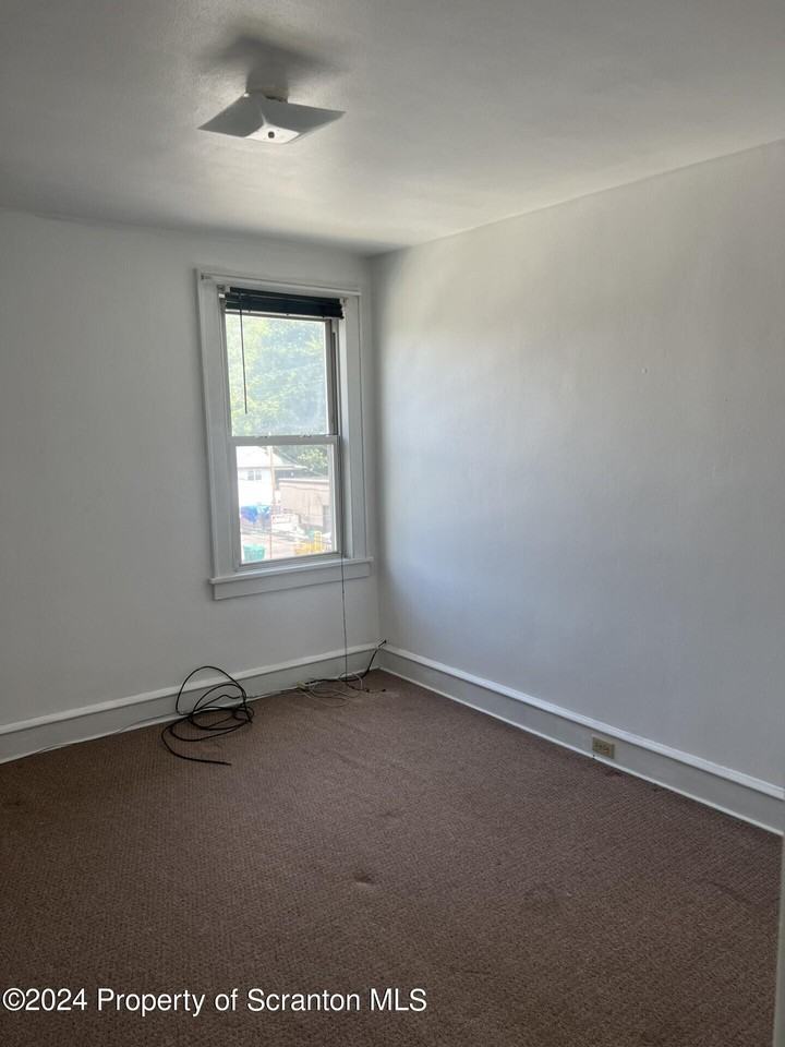 1225 S Main St - Photo 5 of 10