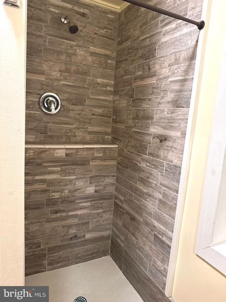 2 Edgecliff Ln - Photo 6 of 10