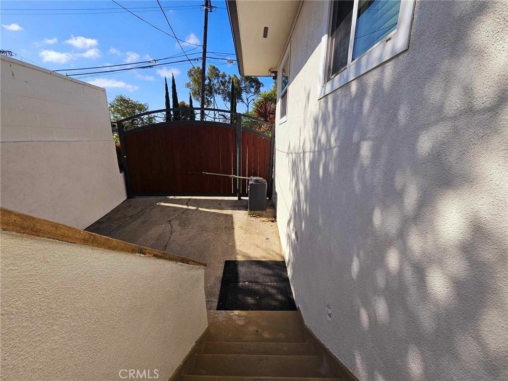 5259 Angeles Vista Blvd - Photo 7 of 42