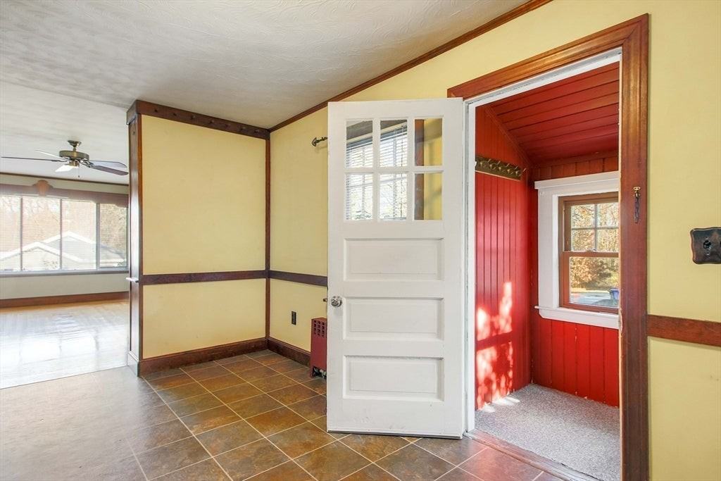 19 Hill St - Photo 4 of 28