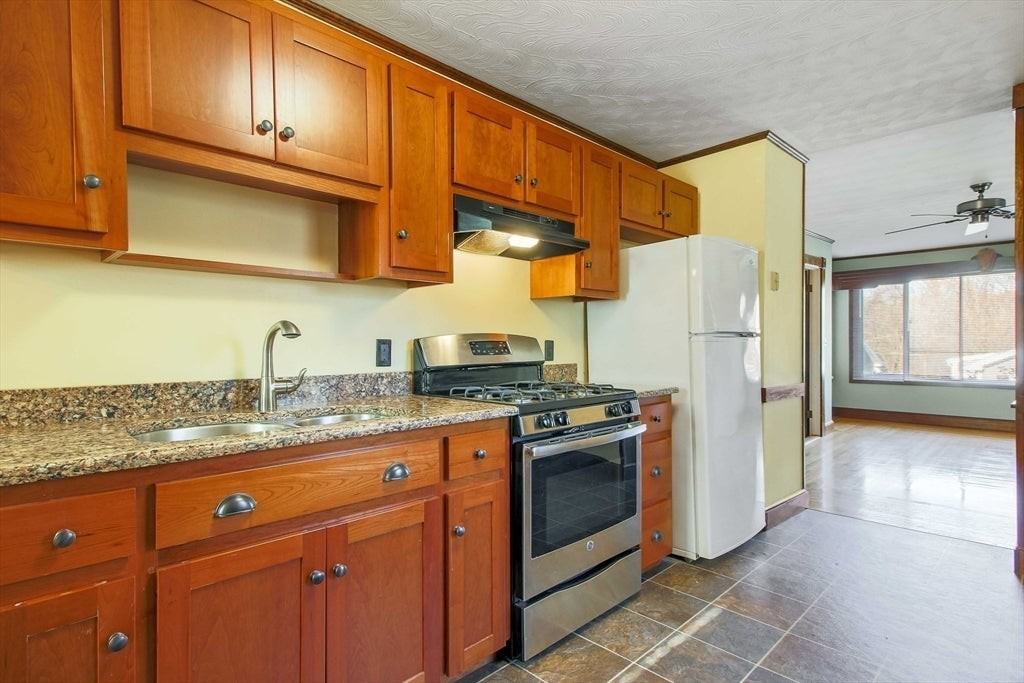 19 Hill St - Photo 5 of 28