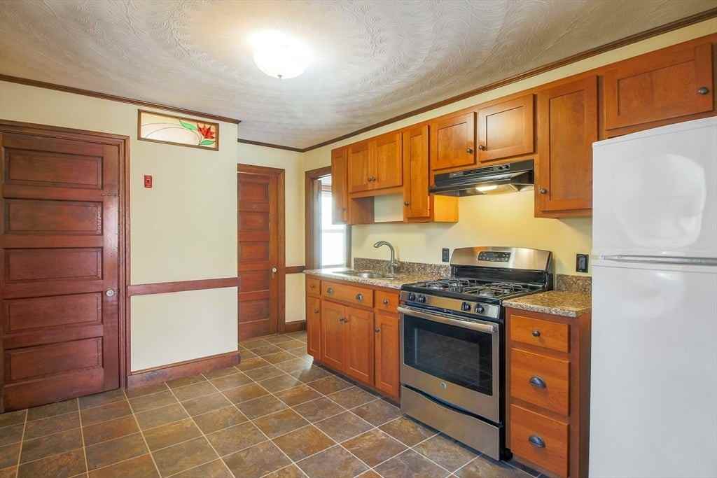 19 Hill St - Photo 6 of 28