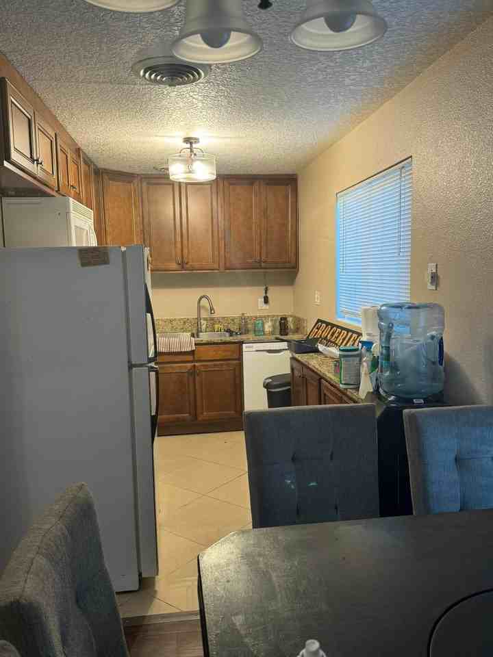 907 Acacia Way - Photo 3 of 10