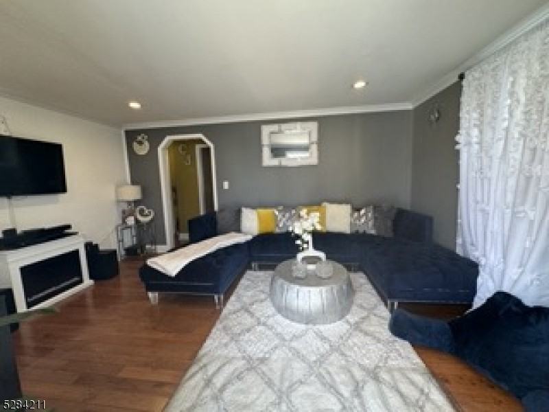 211 Bradford Ave - Photo 3 of 35