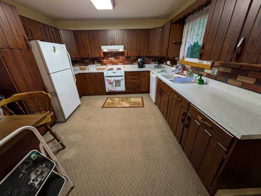 521 E Maine Rd - Photo 3 of 9