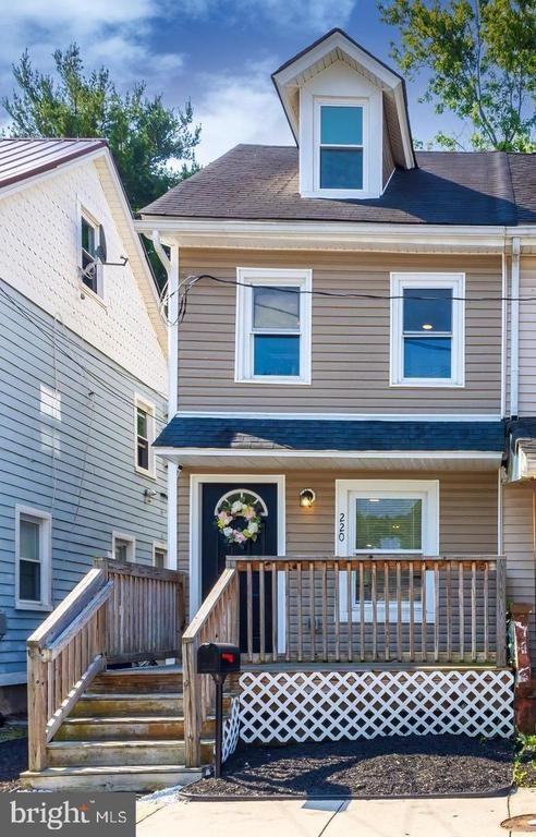 220 Chestnut St - Photo 3 of 20