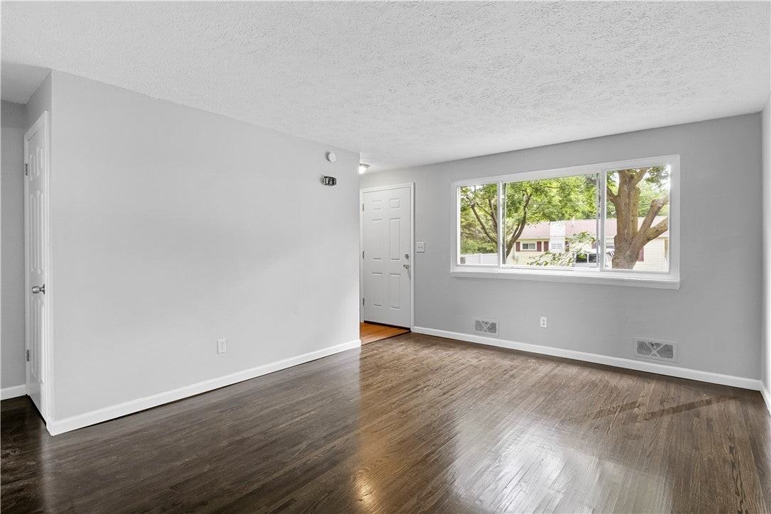 251 Baird St - Photo 2 of 10