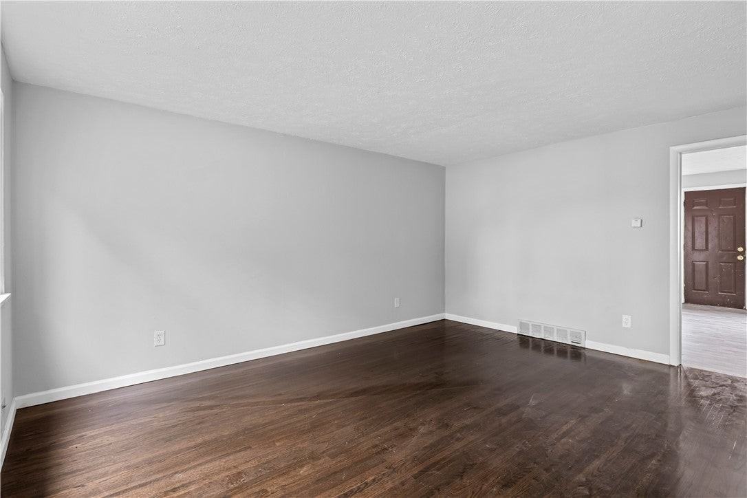 251 Baird St - Photo 3 of 10