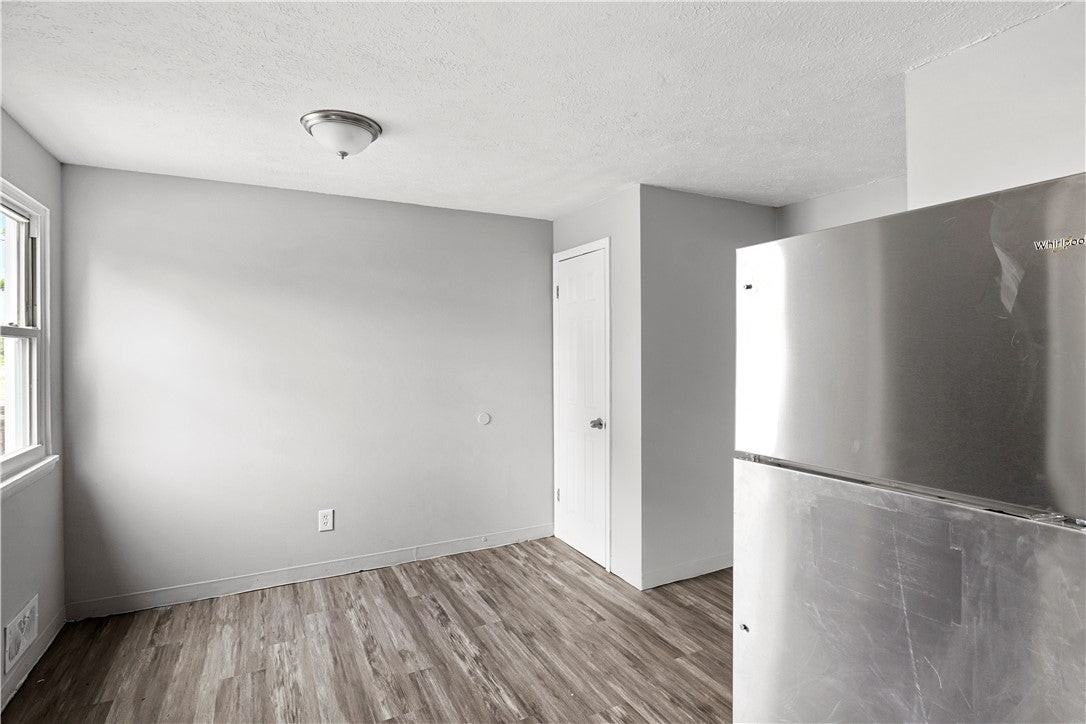 251 Baird St - Photo 6 of 10