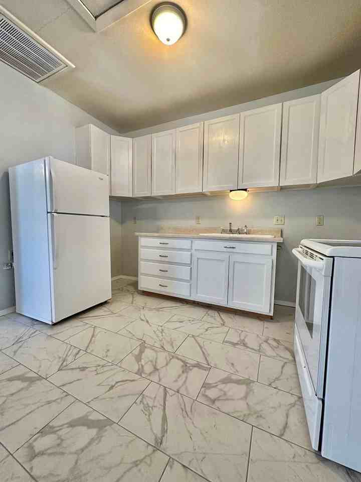 504 E 17th St - Photo 2 of 11