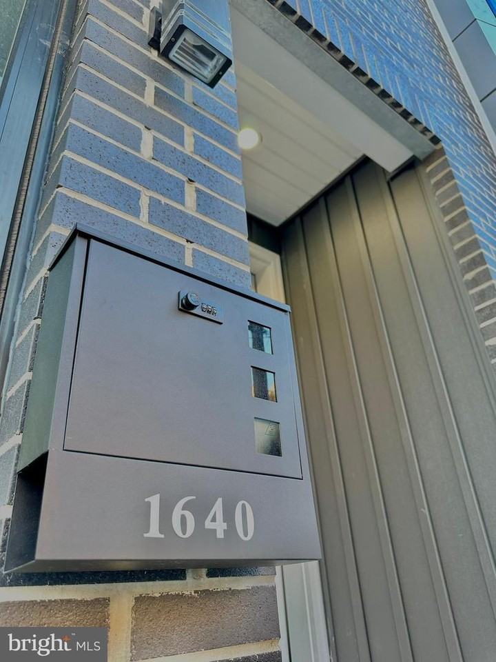 1640 S Bailey St - Photo 3 of 32